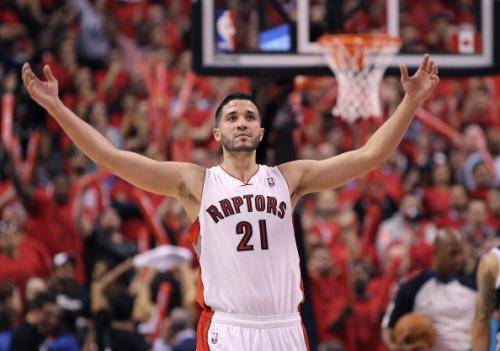  斯科蒂-巴恩斯30+10猛龙屠狼  