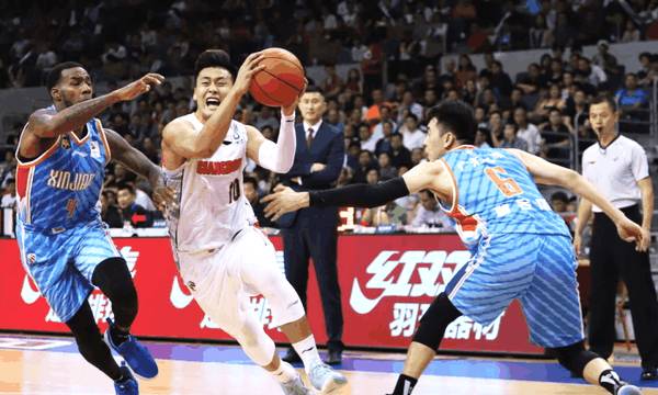  亚特兰大边锋突破犀利，真蓝黑翼锋单骑闯关得分  